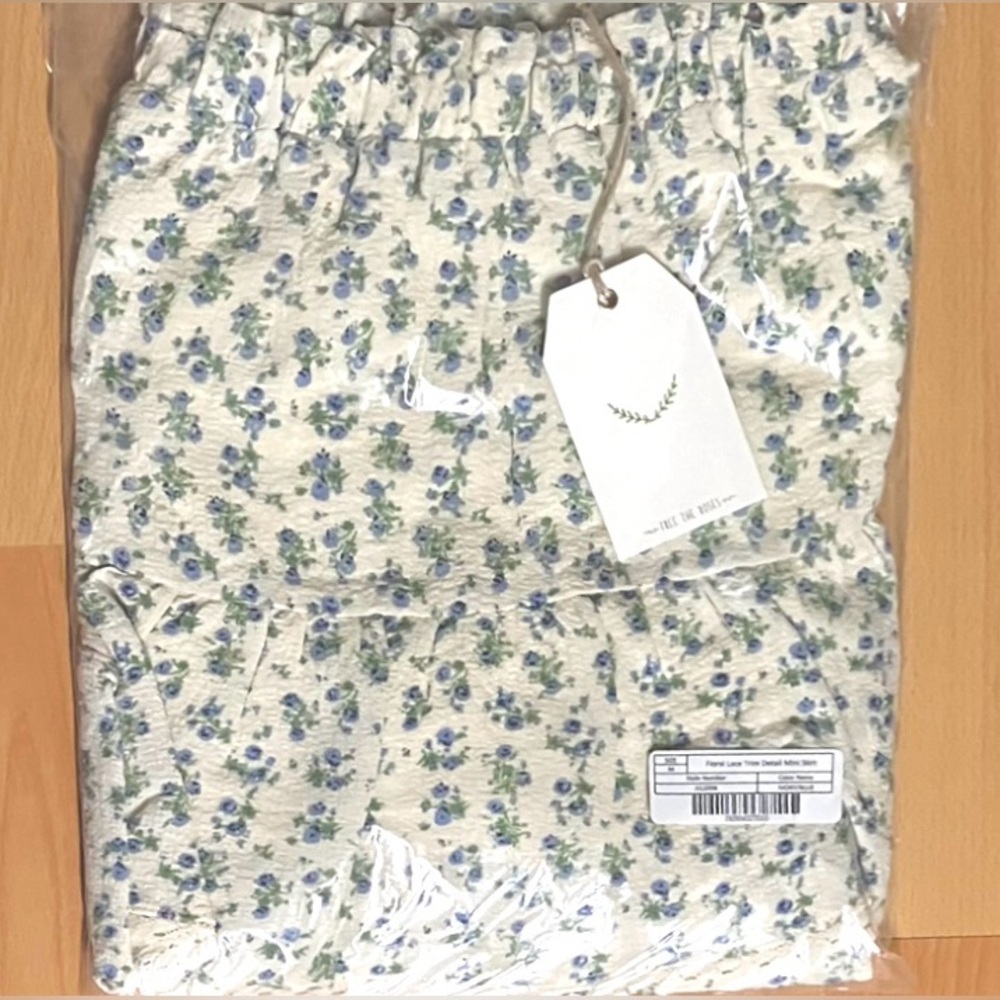 Endless Rose Set: Pastel Floral Lace Trim Mini
Skirt Off White Tank: Size M - Picture 10 of 15